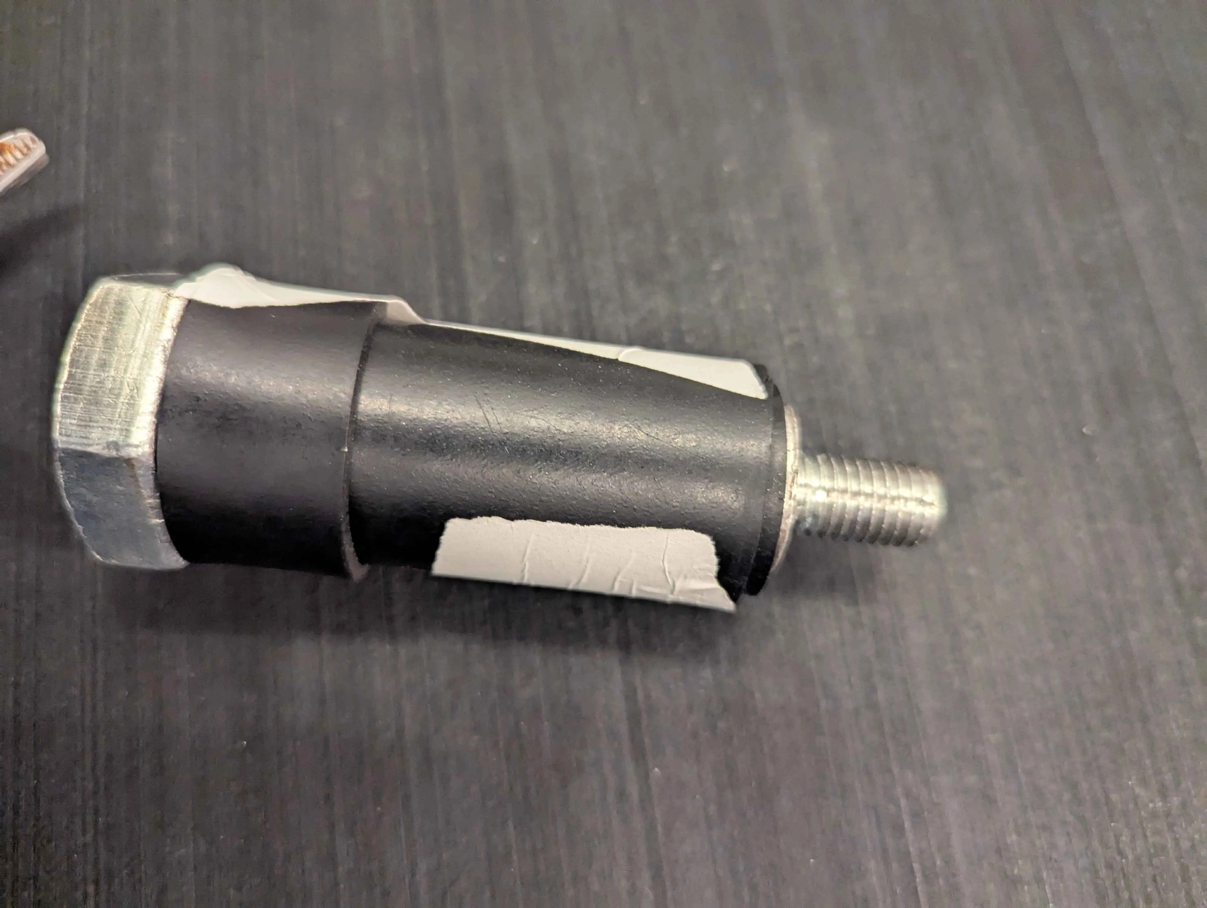 プレートホルダーの差し込み側にゴムを巻いて太らせた様子