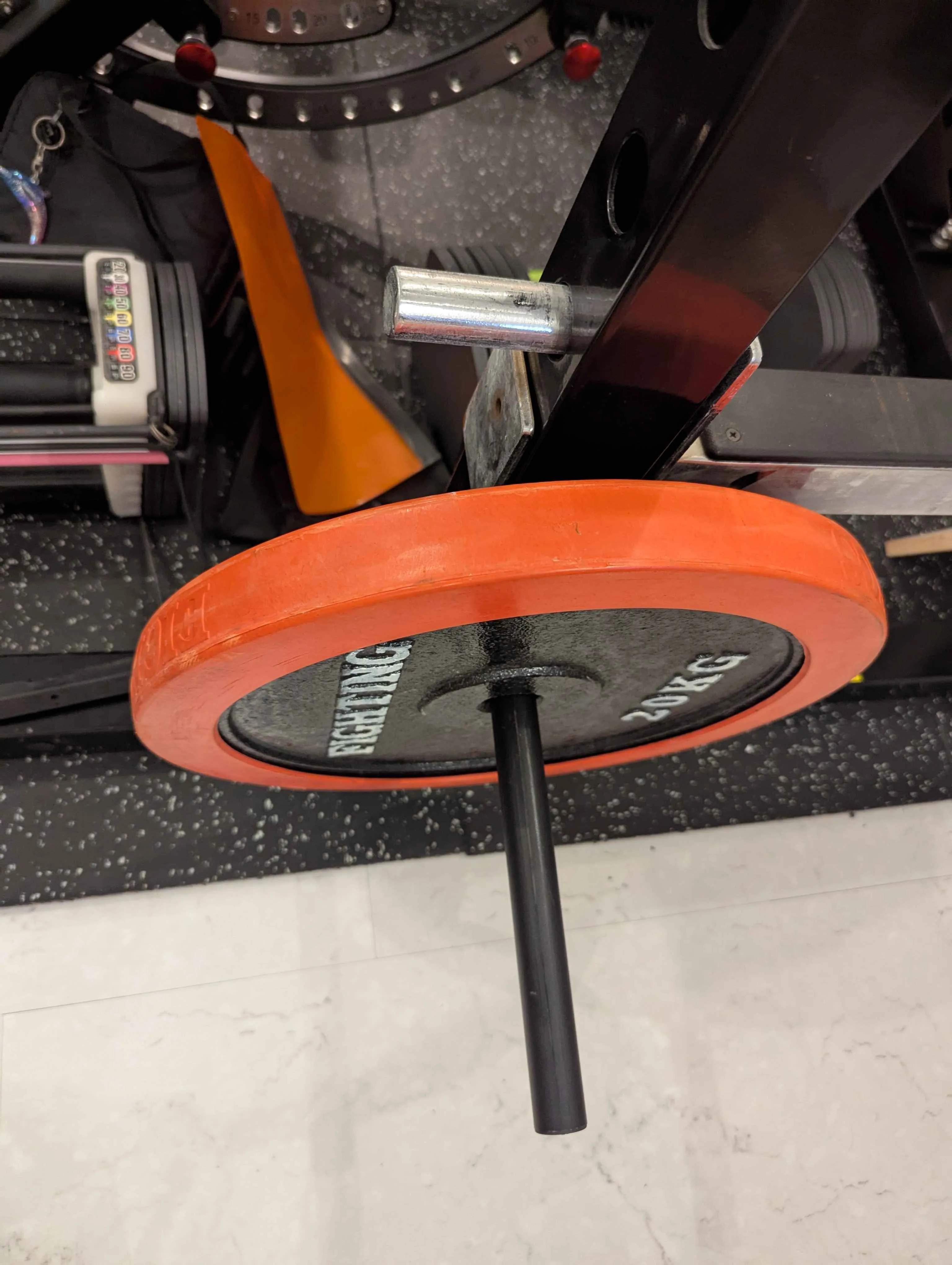 差し込み部分とラックの当たりを横から見た様子